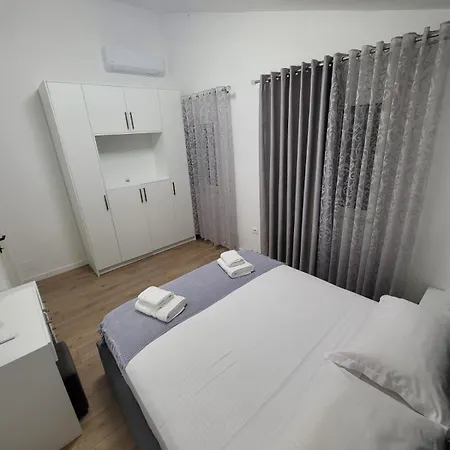 Mollanji 木屋 地拉那