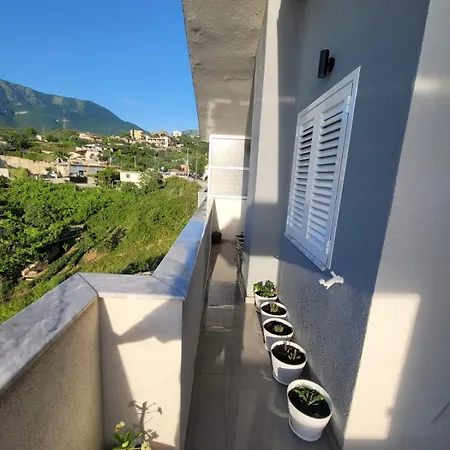 木屋 Mollanji 地拉那