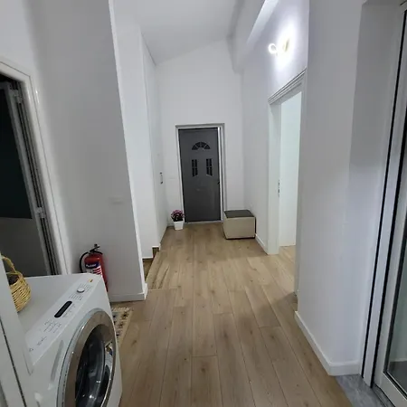木屋 Mollanji 地拉那