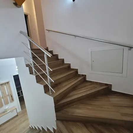 Mollanji 木屋 地拉那